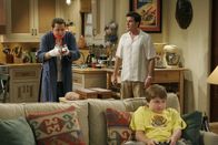 Two and a Half Men – Nach seinem Sturz vom Dach ist Alan (Jon Cryer, l.) nicht fähig auf Jake (Angus T. Jones, r.) aufzupassen - Charlie (Charlie Sheen, M.) springt für ihn ein ...