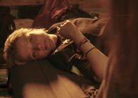 Kokon – Romy (Jella Haase) lädt Nora zum Schlafen zu sich nach Hause ein.