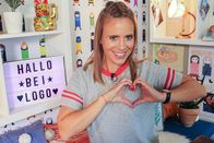 logo! – Bei den Dreharbeiten im "logo!-Video-Studio" für das "logo! extra: Alles für ein Like?!" verwandelt sich "logo!-Reporterin" Linda Joe Fuhrich in eine Influencerin in einem eigens eingerichteten "logo!-Video-Studio"
