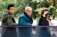 Rentnercops – Hui (Aaron Le, l.) und Günter (Peter Lerchbäumer, M.) beobachten das Cafe aus der Ferne. Hannah (Swetlana Schönfeld, r.) benutzt einen Feldstecher.