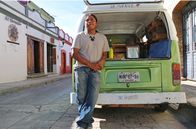 Unbekanntes Mexiko – Edgar Coronado de Léon mit seinem Foodtruck, aus dem er Tamales, mexikanische Maisfladen, in San Cristobal de las Casas verkauft