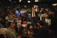 How I Met Your Mother – Während Robin einen neuen Job gefunden hat, hat Barney (Neil Patrick Harris, stehend) das Wunder der Weihnacht für sich ganz privat entdeckt, denn ganz uneigennützig gibt er dieses Jahr, statt immer nur zu nehmen ...