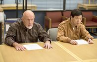 Community – Ob Hickey (Jonathan Banks, l.) bemerkt, dass Chang (Ken Jeong, r.) als Spion für die andere Seite, nämlich Subway, arbeitet?