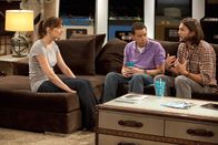 Two and a Half Men – Um Bridget (Judy Greer, l.) wieder für sich zu gewinnen, nimmt Walden (Ashton Kutcher, r.) Alan (Jon Cryer, M.) mit zu ihr. Doch ist das eine gute Idee?