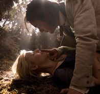 Der Sternwanderer – Er ist sich sicher, dass sein Herz bereits einer anderen gehört, doch Tristan (Charlie Cox, r.) kann sich der Schönheit von Yvaine (Claire Danes, l.) kaum entziehen.
