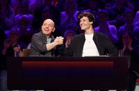 Wer weiß denn sowas? – Rateteam-Kapitän Bernhard Hoëcker (l.) und der Popsänger und Songwriter Wincent Weiss (r.) bilden ein Rateteam.
