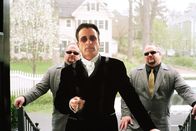 Ocean's Twelve – Casinobesitzer Terry Benedict (Andy Garcia, Mitte) kocht vor Wut. Er weiß längst, wer ihn damals um beinahe 200 Millionen Dollar erleichtert hat. Nun will er das Geld zurück...