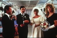 Harry und Sally – Harry (Billy Crystal, l.) und Sally (Meg Ryan, r.) sind bei der Hochzeit ihrer Freunde Jess (Bruno Kirby, Mitte l.) und Marie (Carrie Fisher, Mitte r.) Trauzeugen.