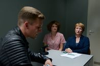 Tatort – Von links: Benjamin Funk (Frederik Bott) wird von den Kommissarinnen Paula Ringelhahn (Dagmar Manzel) und Wanda Goldwasser (Eli Wasserscheid) verhört.