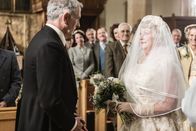 Father Brown – Mrs Mccarthy (Sorcha Cusack) träumt von einer Hochzeit mit ihrem Schwarm Patrick O'Leary (Sean Campion).