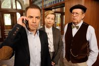 Alles Klara – Klara ist spurlos verschwunden. Kleinert (Felix Eitner, l.), Frau Dr. Müller-Dietz (Alexa Maria Surholt, M.) und Dr. Münster (Jörg Gudzuhn, r.) sind alarmiert.