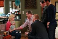 Modern Family – V.l.: Sal (Elizabeth Banks) mit Sammy, Cameron (Eric Stonestreet), Mitchell (Jesse Tyler Ferguson), Pepper (Nathan Lane), Ronaldo (Christian Barillas)