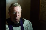 Father Brown – Father Brown (Mark Williams) versucht das blaue Kreuz alleine ins Kloster von Newbury zu bringen.