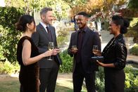 The Rookie – Angela (Alyssa Diaz, l.), Wesley (Shawn Ashmore, 2.v.l.), James (Arjay Smith, 2.v.r.) und Nyla (Mekia Cox, r.) genießen die Hochzeit von John und Bailey, als plötzlich ein dienstlicher Notfall eintritt, der die Feierlichkeiten unterbricht.