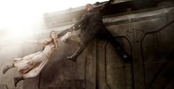 Priest – Im packenden Finale drohen Priest (Paul Bettany) und seine Nichte (Lilly Collins) von einem fahrenden Zug zu fallen. Priest kann sich nur mit letzter Kraft halten und die Lage scheint aussichtslos.