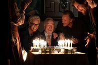 Knives Out – Familiensache: Linda Drysdale (Jamie Lee Curtis, hinten li.), Richard Drysdale (Don Johnson, hinten re.) und Walt Thrombey (Michael Shannon, re.) feiern den Geburtstag von Harlan Thrombey (Christopher Plummer, hinten Mitte).