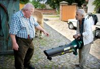Krauses Braut – Krause (Horst Krause, l.) ist vom praktischen Nutzen des Gastgeschenks wenig überzeugt (mit Tilo Prückner als Rudi).