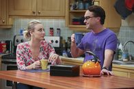 The Big Bang Theory – Durch ständiges Nachhaken lösen Penny (Kaley Cuoco, l.) und Leonard (Johnny Galecki, r.) bei Sheldon einen unerwarteten Gefühlsausbruch aus ...