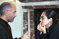 Contra – L-R: Richard Pohl (Christoph Maria Herbst) und Naima Hamid (Nilam Farooq)