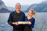 Silvia kocht – Ralf Becker, Küchenchef im Hotel Grüner Baum in Hallstatt („Hallstätter Saiblings Variation“ und „Kotelett vom Wagyu, Yacon / Inka Wurzel Gratin, Urkarotten Gemüse, Tasmanischer Bergpfeffer Schaum“) und Silvia Schneider.