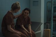 neoriginal: Push – Nalan Arzouni (Mariam Hage, r.) hat einen mentalen Breakdown. Seit Jahren versuchen sie und ihr Freund David, ein Kind zu bekommen. Und egal, ob Yoga, Entspannung, Vitamine oder Hormonbehandlung – sie wird einfach nicht schwanger. Ihre Kollegin Anna Koch (Anna Schudt, l.) baut sie wieder auf.