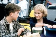 Malcolm mittendrin – Malcolm (Frankie Muniz) tauscht mit seiner Schulfreundin Julie (Landry Allbright) die Pausenbrote.