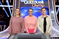 Quizduell-Olymp – Moderatorin Esther Sedlaczek (M.) mit den Kandidat:Innen des Teams "Stand-up": Hazel Brugger (l.) und Till Reiners (r.), beide Comedians.