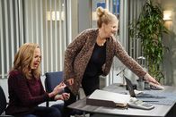 Mom – Bonnie (Allison Janney, l.); Tammy (Kristen Johnston, r.)