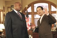 Monk – (v.li.) Chi McBride (Mayor Ray Nicholson), Tony Shalhoub (Adrian Monk). Foto: ORF/Universal/Carin Baer. Veröffentlichung honorarfrei nur für redaktionelle Berichterstattung in Sendungszusammenhang und mit Copyrightangabe. Kontakt: foto@orf.at