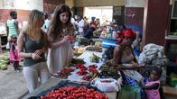 Verrückt nach Meer – Patisserie-Praktikantin Theresa und Hotelpraktikantin Lena haben ein paar Stunden frei und erkunden die Hafenstadt Tema. Unterwegs entdecken sie den Wochenmarkt "Mercado Municipal", der hier jeden Nachmittag stattfindet und wo die Händler auf der Straße sitzend ihre Waren anbieten. Die beiden Praktikantinnen fühlen sich nicht so richtig wohl im Gedränge und kaufen schnell ein paar Bananen, bevor sie die Flucht ergreifen.