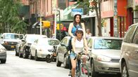 Broad City – Abbi Abrams (Abbi Jacobson, hinter), Ilana Wexler (Ilana Glazer, vorne)