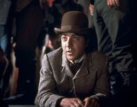 Little Big Man – Jack Crab (Dustin Hoffman, vorne) ist nach vielen Jahren, die er bei den Indianern gelebt hat, wieder in die Gemeinschaft der Weißen zurückgekehrt, wo er jedoch jeglichen seelischen Halt verloren hat und ein Dasein als Säufer fristet.; Zur ARTE-Sendung Little Big Man 4: Jack Crab (Dustin Hoffman, vorne) ist nach vielen Jahren, die er bei den Indianern gelebt hat, wieder in die Gemeinschaft der Weißen zurückgekehrt, wo er jedoch jeglichen seelischen Halt verloren hat und ein Dasein als Säufer fristet.