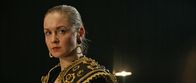 Trümmermädchen - Die Geschichte der Charlotte Schumann – Gloria (Valery Tscheplanowa) unterrichtet den "Fräuleinkurs".