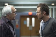 Community – Weil Jeff (Joel McHale, r.) ihn nicht zum "Dungeons and Dragons" spielen eingeladen hat, schwört Pierce (Chevy Chase, l.) Rache ...
