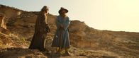 Der Herr der Ringe: Die Ringe der Macht – Der Fremde (Daniel Weyman, l.) hat den geheimnisvollen Tom Bombadil (Rory Kinnear, r.) kennengelernt.
