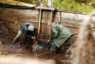 Fernab des Gesetzes – PORT PROTECTION, ALASKA- Sam Carlson and Stuart Andrews clear a dam to bring water back to the community members in Port Protection, AK. (Photo Credit: National Geographic Channels/Rocco Colonna)