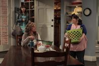 Last Man Standing – Vanessa (Nancy Travis, M.), Kristin (Amanda Fuller, l.) und Blanca (Carla Maria Jimenez, r.) finden den neuen Fußballtrainier sehr, sehr attraktiv ...