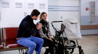 Rote Rosen – Valerie (Maike Johanna Reuter, r.) kommt mit der kranken Olivia in die Notaufnahme. Sie ist mit allem überfordert und wird von Julius (JAn Stapelfeldt, l.) unterstützt.
