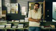 Schattenseite – Sportlehrer Benedikt Herms (Anton Weil) im Lehrerzimmer der Schule.