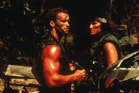 Predator – Im Auftrag der Regierung leitet Major Dutch (Arnold Schwarzenegger, l.) eine Truppe von Elite-Soldaten für Sondereinsätze, die im Dschungel Gefangene befreien soll. Bei dem Einsatz fallen alle Männer bis auf den Chef einem unheimlichen Wesen zum Opfer ...
