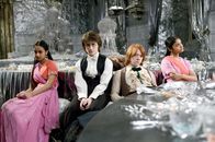 Harry Potter und der Feuerkelch – Der Weihnachtsball wird zu einem Desaster, da sowohl Ron (Rupert Grint, 2.v.r.) als auch Harry (Daniel Radcliffe, 2.v.l.) auf die Patil-Schwestern (Afshan Azad, l., Shefali Chowdhury, r.) zurückgreifen müssen ...