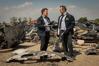 Mayday - Alarm im Cockpit – Brantford, Ontario, Kanada - (v.l.n.r.) NTSB-Ermittler (gespielt von Judah Katz) und Junior-Ermittler (gespielt von Jordan Till) inspizieren die Absturzstelle von Emery Worldwide Flight 17. (Cineflix 2017/Panagiotis Pantazidis)