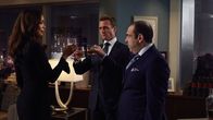 Suits – Mikes Verurteilung hat die Kanzlei nicht nur Renommee sondern auch sehr viele Klienten gekostet. Harvey (Gabriel Macht, M.), Louis (Rick Hofmann, r.) und Jessica (Gina Torres) arbeiten hart daran, das frühere Prestige ihrer Firma wieder herzustellen.