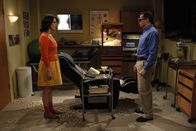 Two and a Half Men – Alan (Jon Cryer, r.) hat ein schlechtes Gewissen, weil er seine Familie um viel Geld betrogen hat, da er aber alles schon ausgegeben hat, kann er nichts zurückzahlen. Als ihm Rose (Melanie Lynskey, l.) auf die Schliche kommt, hat er Angst, dass sie ihn verrät - deswegen droht er ihr. Doch wird sich Rose drauf einlassen?