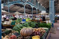 Im Bauch von ... – Die Stände in der Markthalle leuchten in den Farben der frisch geernteten Produkte: Das fruchtbare Saône-Tal versorgt die Stadt Dijon mit frischem Gemüse.