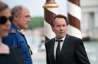 Donna Leon – Brunetti (Uwe Kockisch, re.) und Vianello (Karl Fischer) werden zu einem Tatort gerufen.