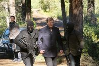 Castle – Jacque Henri (Christopher Heyerdahl, l.) soll Castle (Nathan Fillion, 2.v.r.) zur Lösegeldübergabe begleiten, doch diese verläuft anders als geplant ...