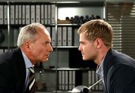 Rote Rosen – ARD ROTE ROSEN FOLGE 1376 Uhr im ERSTEN. Lars (Peter Foyse, r.) lässt sich nicht von Roman (Johannes Terne, l.) einschüchtern und entlässt diesen aus seiner Beratertätigkeit.