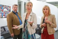 Die Rosenheim-Cops – Die Rosenheimer Ermittler Anton Stadler (Dieter Fischer, l.) und Verena Danner (Katharina Abt, r.) vermuten, dass Charlotte Rehlinger (Katarina Klaffs, M.) nicht die ganze Wahrheit erzählt.
