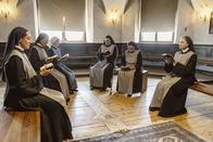 Tatort – Von links: Schwester Klara (Constanze Becker), Schwester Angela (Ulrike Willenbacher), Schwester Antonia (Maresi Riegner), Schwester Jacoba (Petra Hartung), Schwester Julia (Christiane Blumhoff) und Schwester Barbara (Corinna Harfouch) beim gemeinsamen Abendgebet.